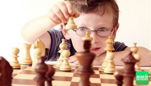 Cho bé tiểu học chơi cờ chính là phương pháp hỗ trợ trí não của bé phát triển tư duy nhạy bén