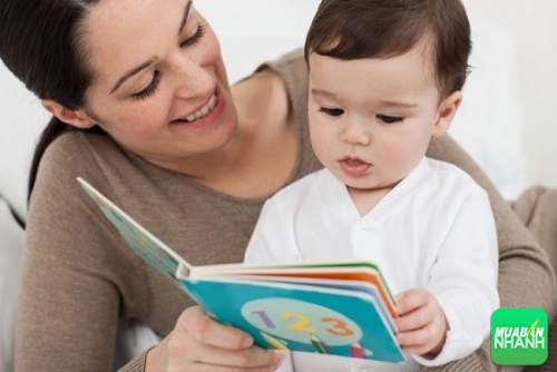6 tháng tuổi bé bắt đầu thấy thích thú với những hình ảnh ngộ nghĩnh trong sách